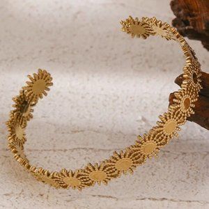 New 18K Gold Plated Daisy Flower Adjustable Cuff Bracelet